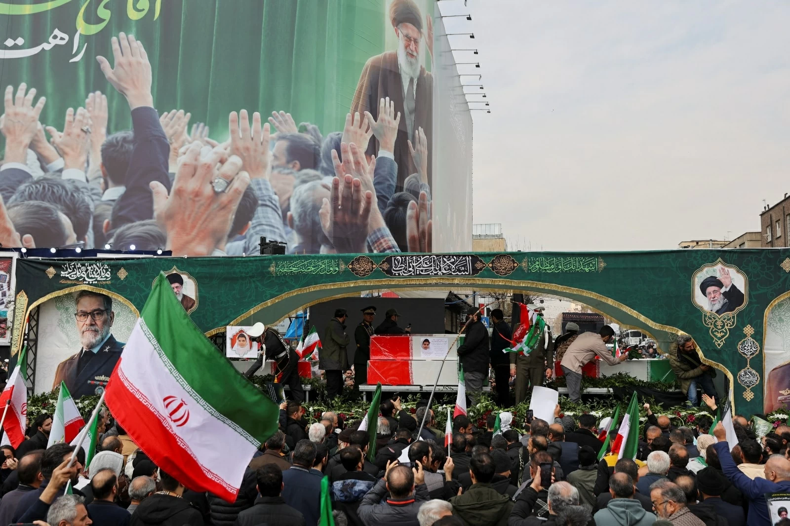 إيران تشيع قادة عسكريين: تحليل دلالات الصراع الإقليمي