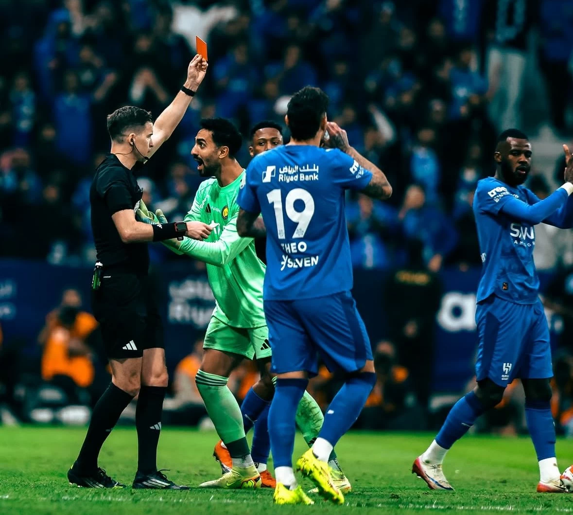 دوري روشن 2025-2026: 67 بطاقة حمراء وشراسة المنافسة