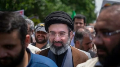 مجتبى خامنئي: رسالة غامضة وتكهنات خلافة المرشد الإيراني