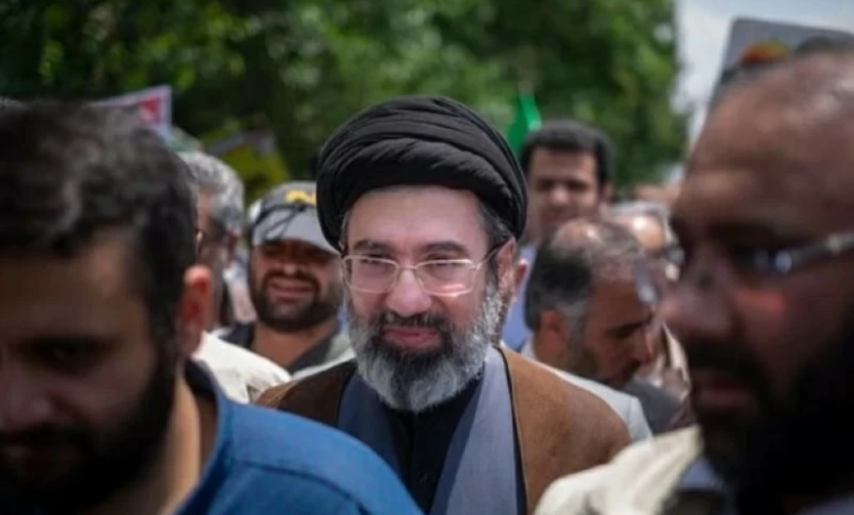 مجتبى خامنئي: رسالة غامضة وتكهنات خلافة المرشد الإيراني
