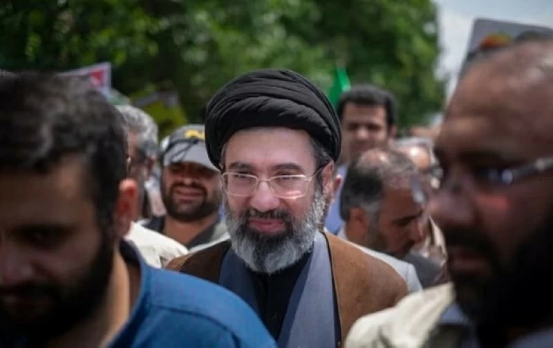 مجتبى خامنئي: رسالة غامضة وتكهنات خلافة المرشد الإيراني