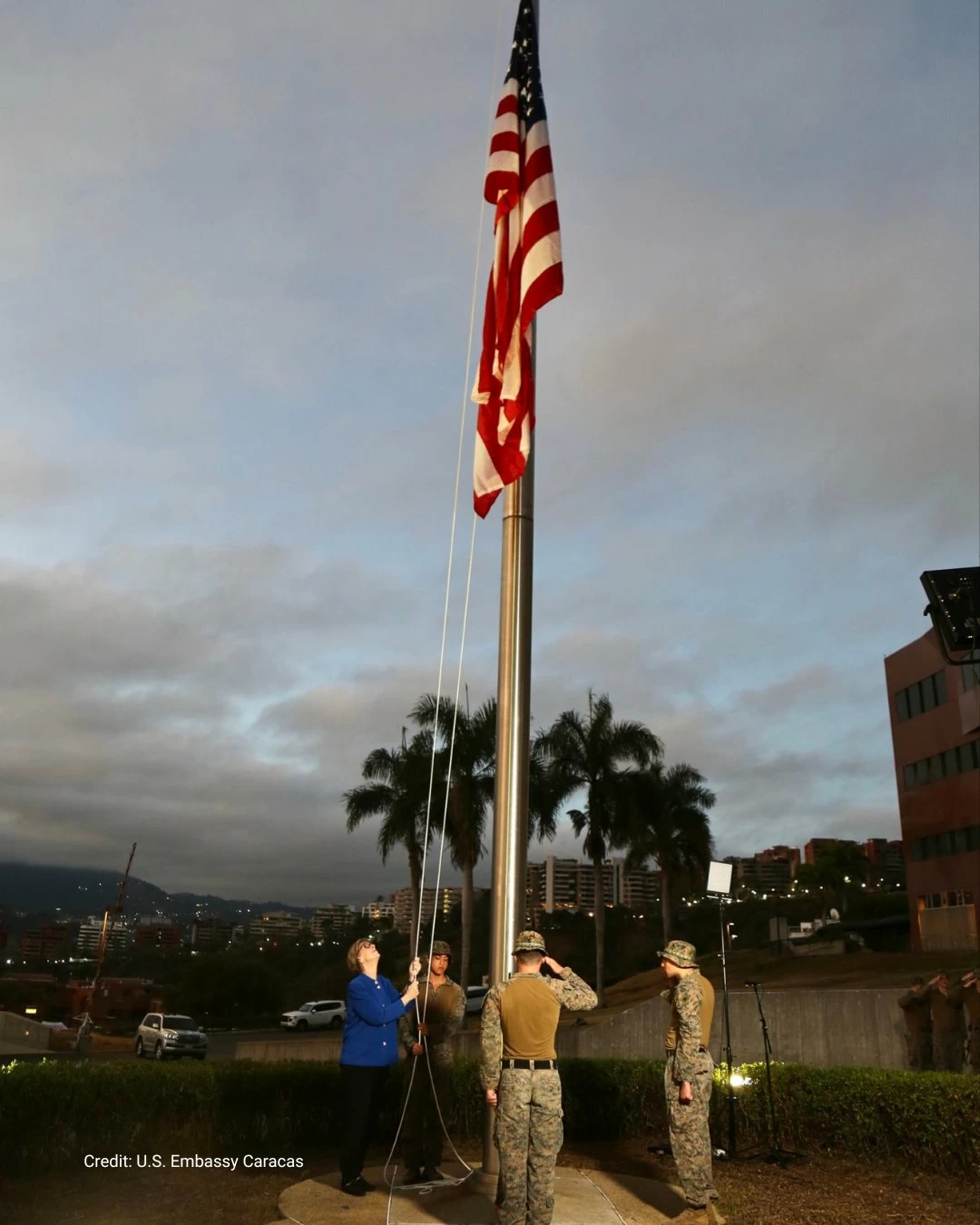 العلم الأمريكي يرفرف في كاراكاس بعد 7 سنوات من القطيعة