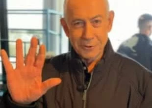 نتنياهو يدحض شائعات وفاته بفيديو "القهوة والأصابع" من مقهى