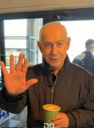 نتنياهو يدحض شائعات وفاته بفيديو "القهوة والأصابع" من مقهى