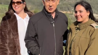 نتنياهو يدحض شائعات صحته بفيديو جديد وصور مع فتيات