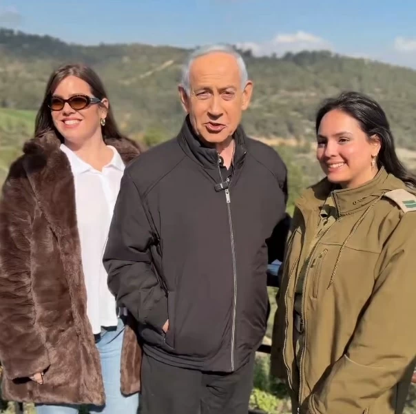 نتنياهو يدحض شائعات صحته بفيديو جديد وصور مع فتيات