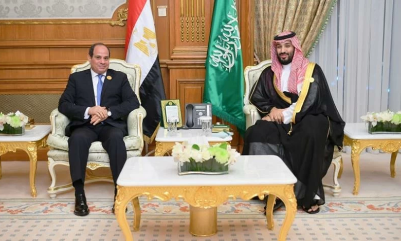 السيسي يؤكد دعم مصر للسعودية ويدين الاعتداءات الإيرانية