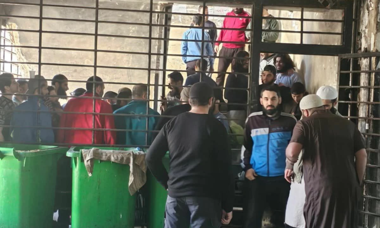 لبنان يسلم 137 سجينًا سوريًا لتخفيف اكتظاظ السجون