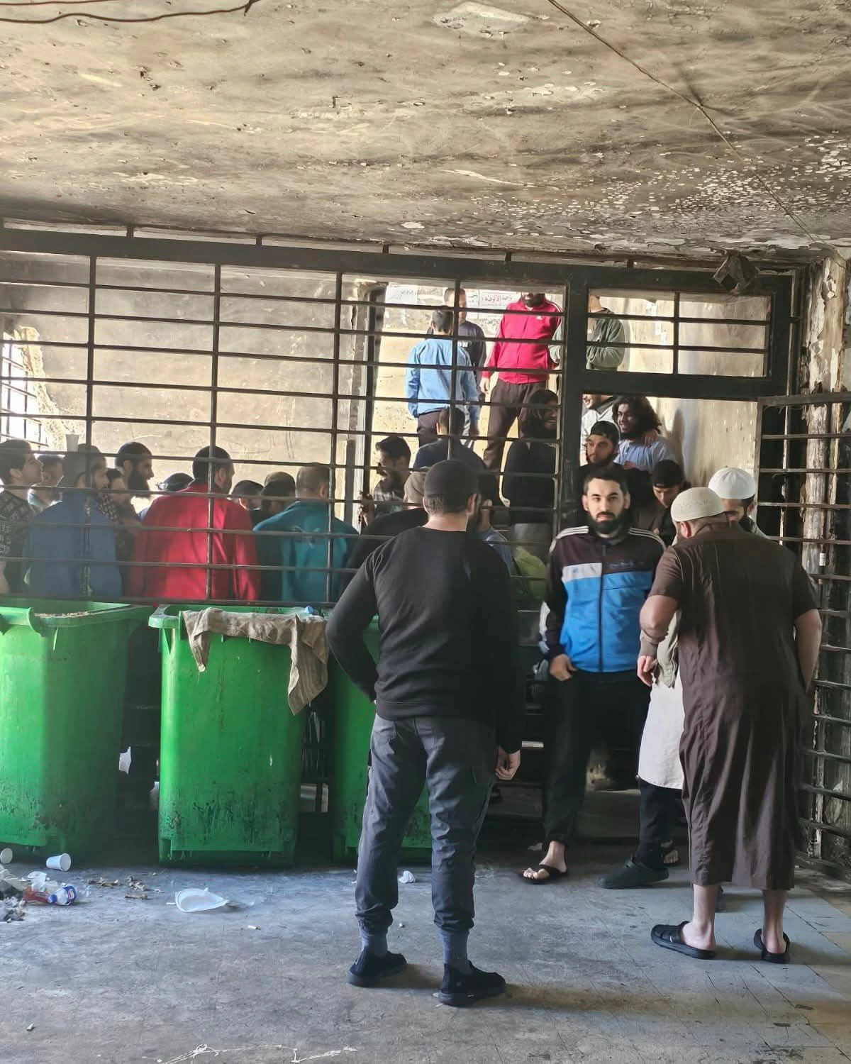 لبنان يسلم 137 سجينًا سوريًا لتخفيف اكتظاظ السجون