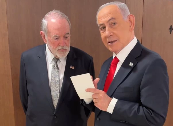 نتنياهو يسخر من شائعات وفاته في فيديو جديد مع هاكابي