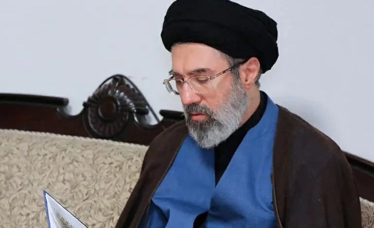 مجتبى خامنئي يتوعد قتلة لاريجاني: رسالة سياسية إيرانية