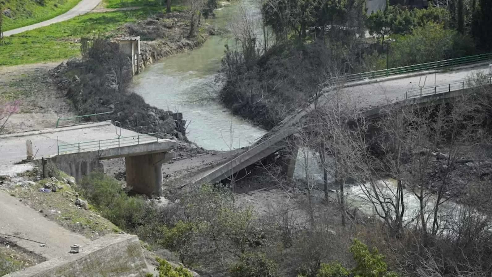 إسرائيل تدمر جسرين على الليطاني: تصعيد في جنوب لبنان