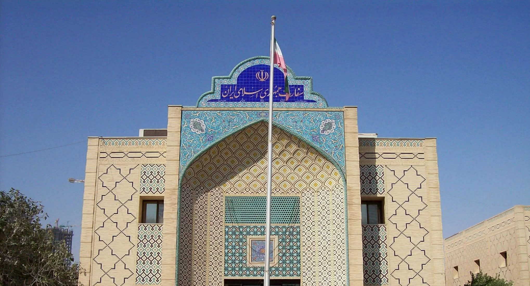 قطر تطرد ملحقين إيرانيين: أسباب وتداعيات القرار الدبلوماسي