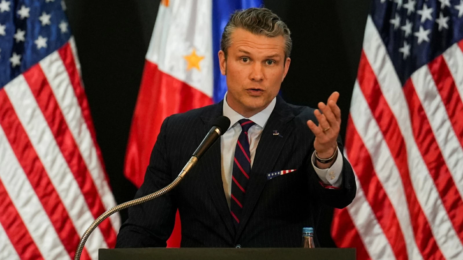 الولايات المتحدة تدمر أهدافاً إيرانية في هرمز: تهديد الملاحة وتصاعد التوترات