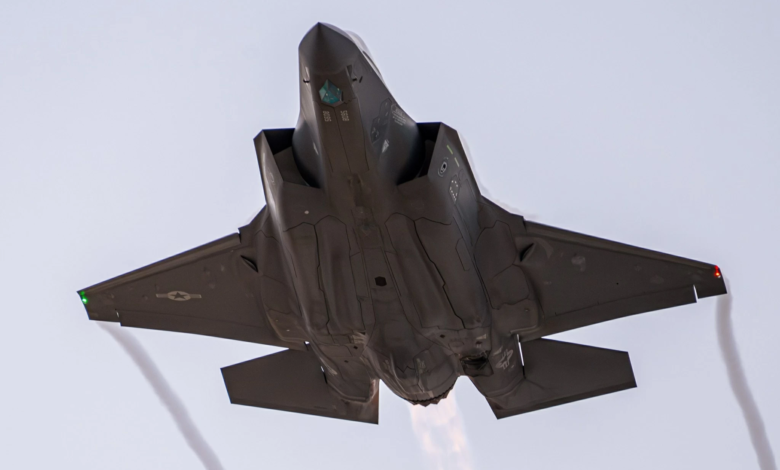 مقاتلة F-35 أمريكية تهبط اضطرارياً بعد إصابتها بنيران إيرانية