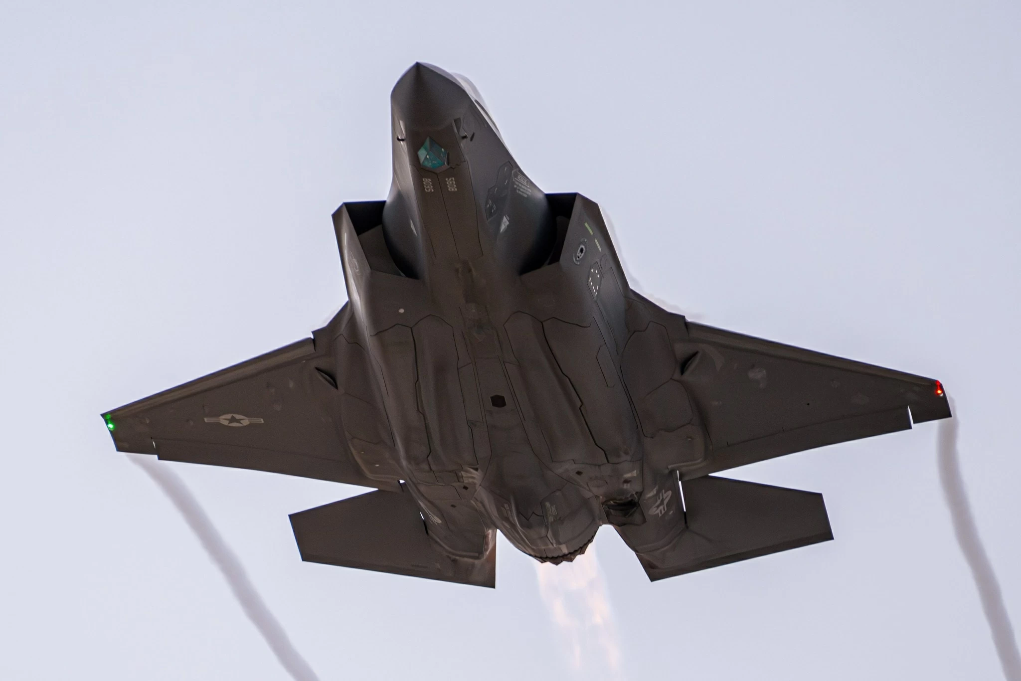 مقاتلة F-35 أمريكية تهبط اضطرارياً بعد إصابتها بنيران إيرانية