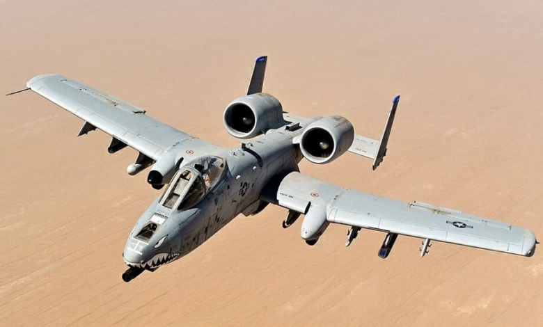 أمريكا تنشر A-10 وأباتشي في هرمز: تعزيز الأمن البحري