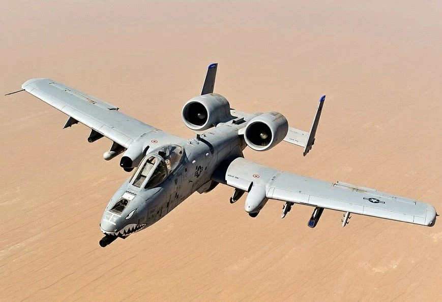 أمريكا تنشر A-10 وأباتشي في هرمز: تعزيز الأمن البحري