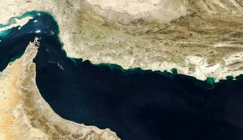 تصاعد التوتر بالخليج: عملية أمريكية محتملة بمضيق هرمز