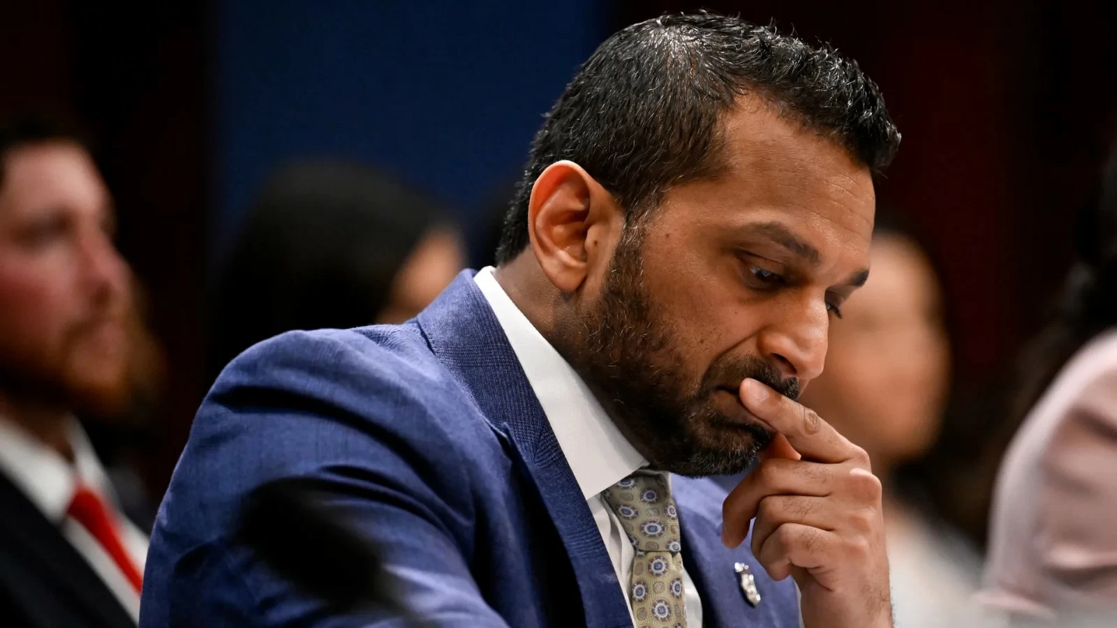 هجوم سيبراني يستهدف مدير FBI: مجموعة موالية لإيران تتبنى
