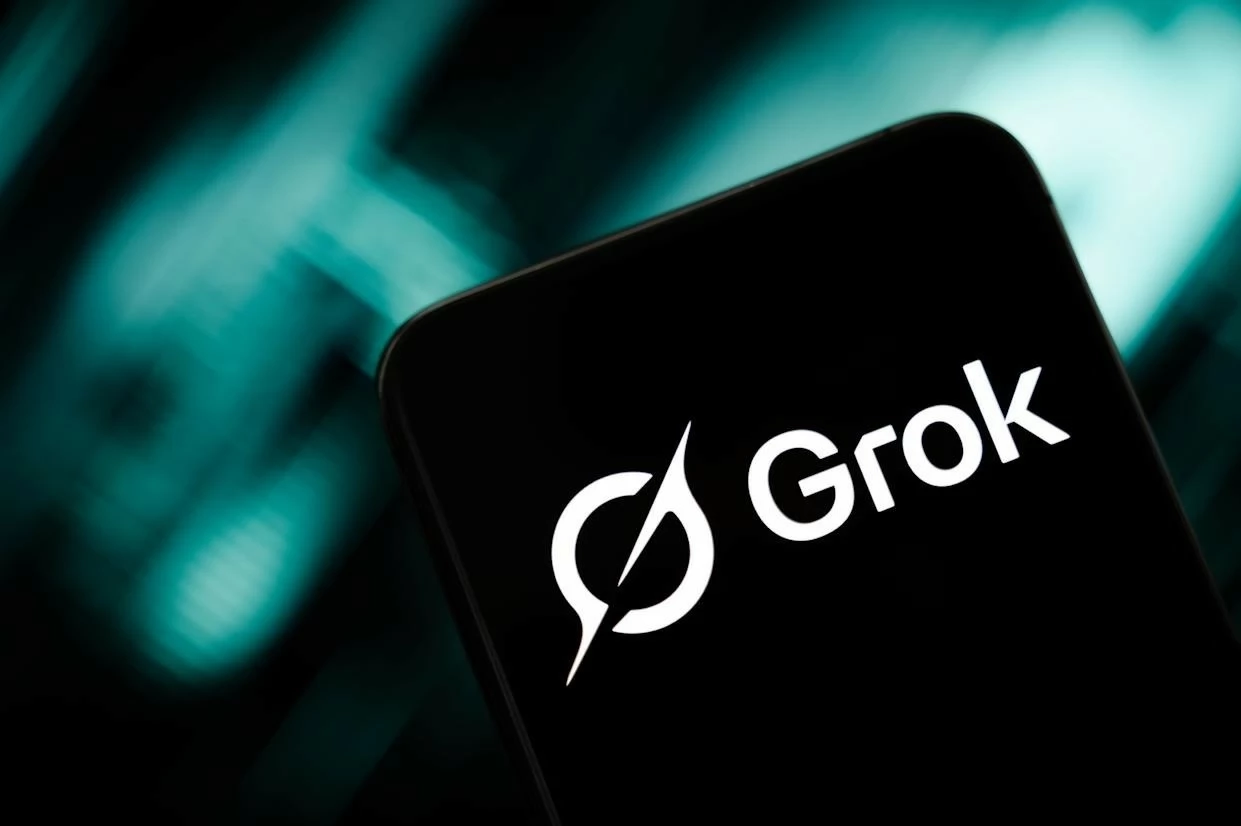 غروك ومنصة X: أزمة المحتوى المسيء بعد شكوى ليفربول ومان يونايتد