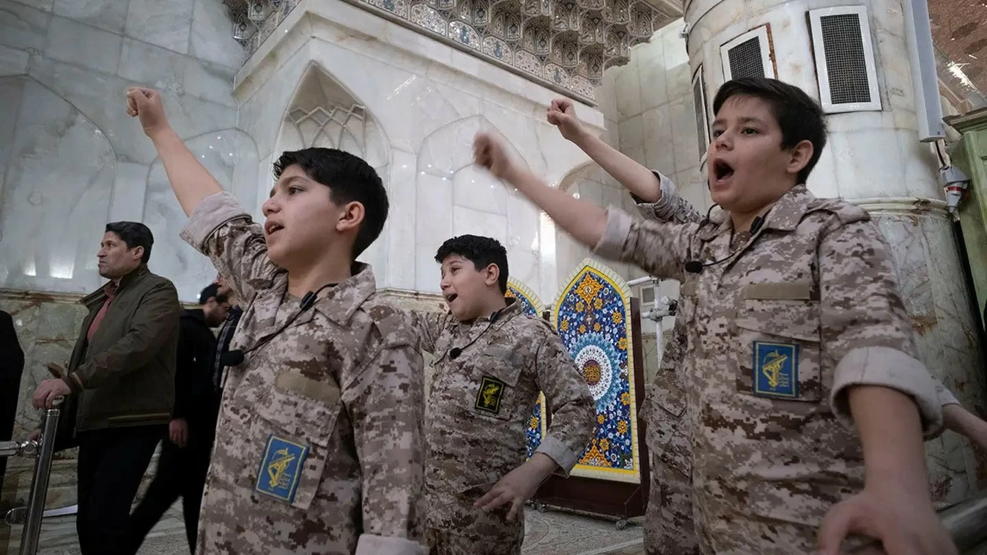 منظمات دولية تدين تجنيد إيران للأطفال: دعوات لوقف فوري