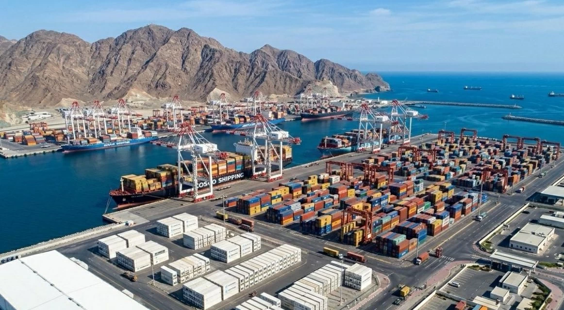 حريق ميناء خورفكان بالشارقة: إصابة 4 بعد اعتراض دفاع جوي
