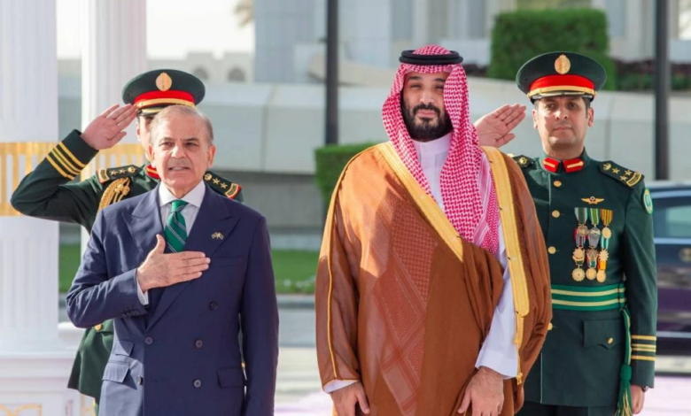 تضامن باكستان مع السعودية بعد هجوم الجبيل: دعوة للاستقرار