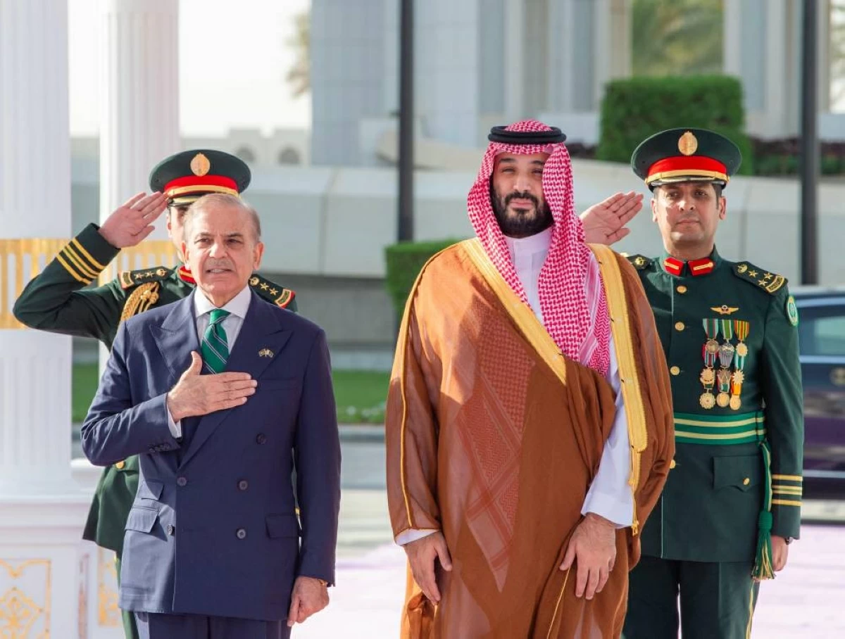 تضامن باكستان مع السعودية بعد هجوم الجبيل: دعوة للاستقرار