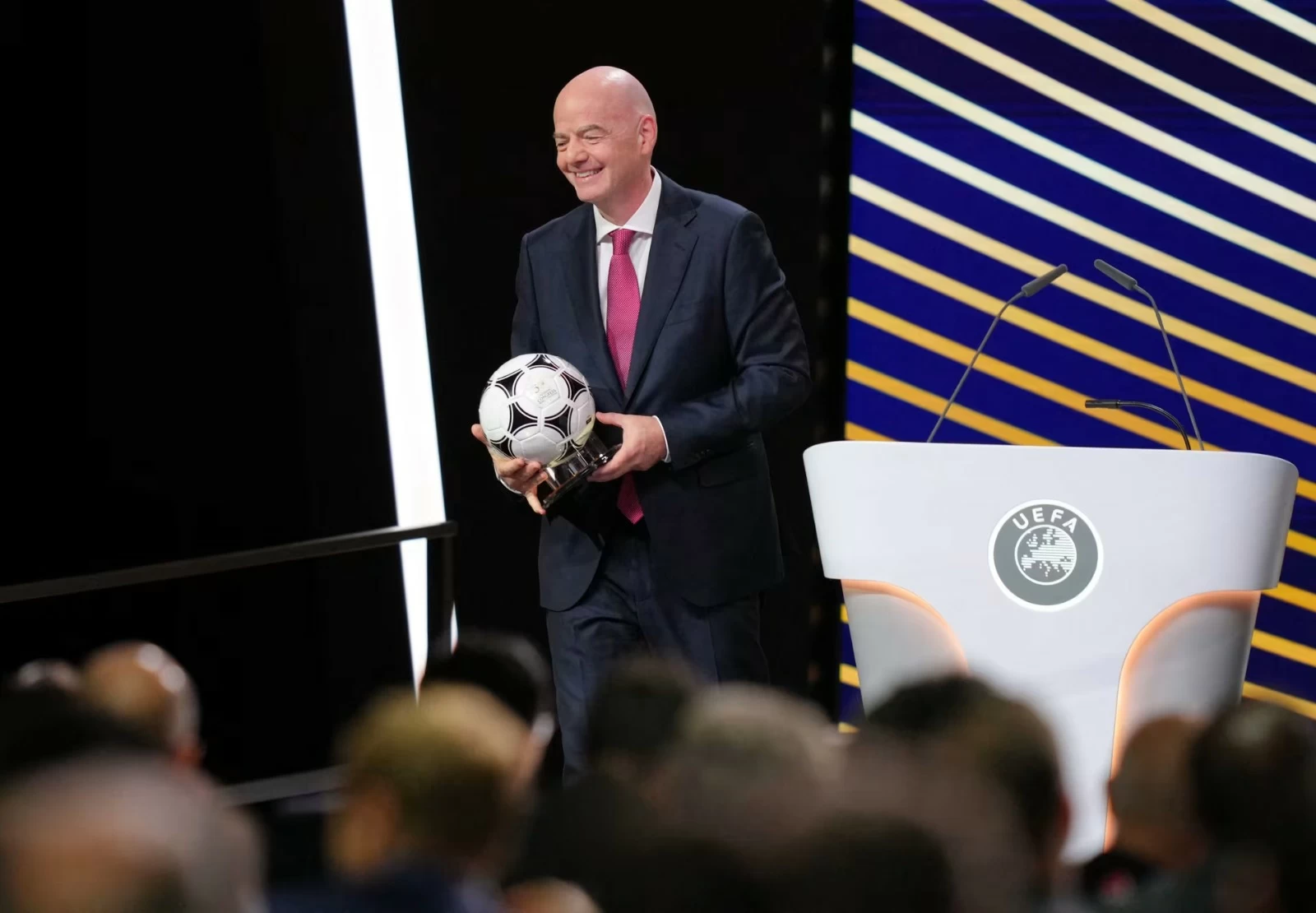 رئيس الفيفا يؤكد مشاركة إيران في كأس العالم 2026 رغم التوترات