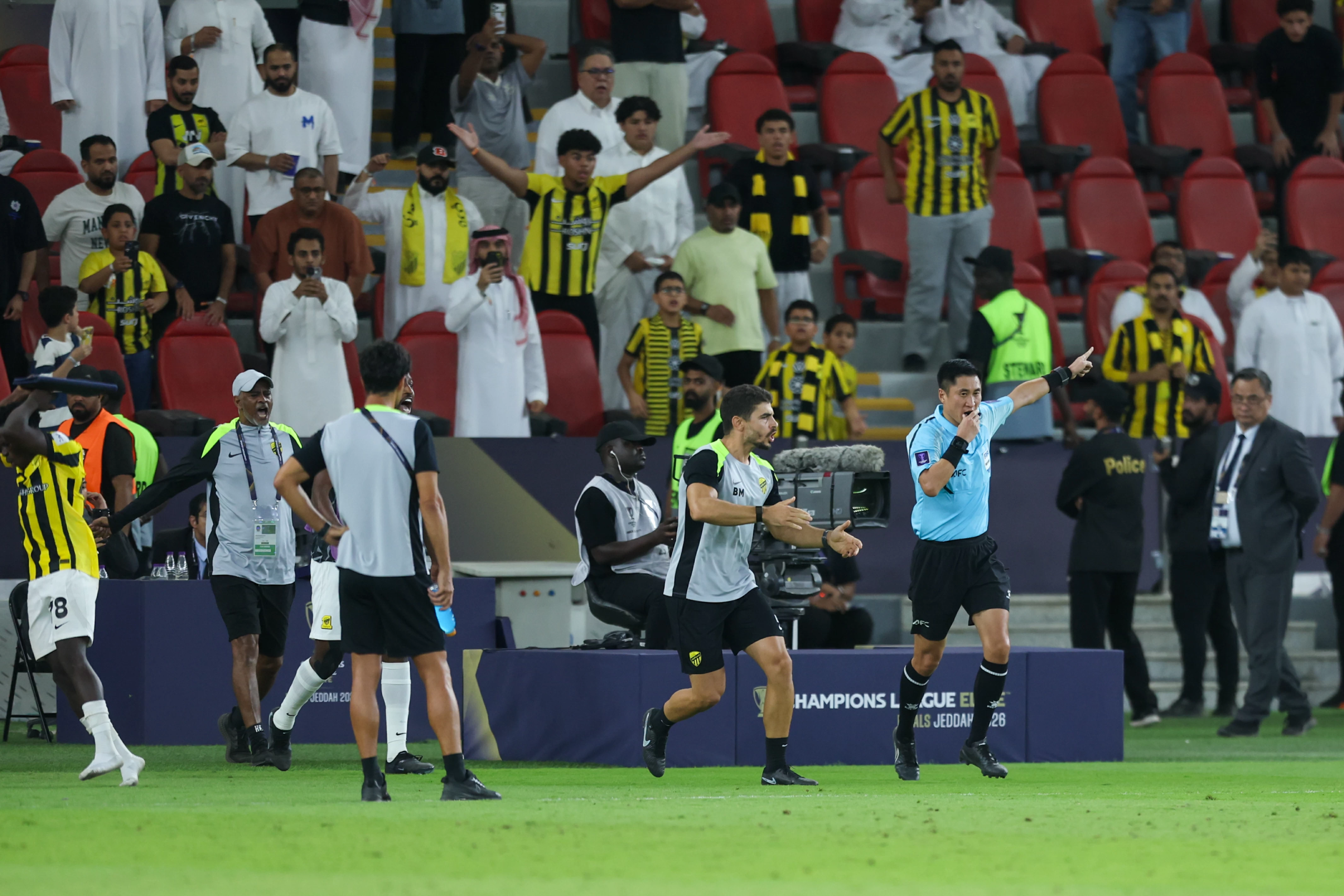 جدل تحكيمي ينهي مشوار الاتحاد الآسيوي: ظلم ما نينغ للعميد؟
