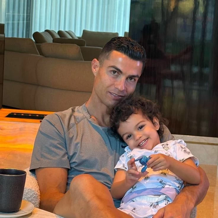 كريستيانو رونالدو: بيلا هي نجمته والمعجب الأول