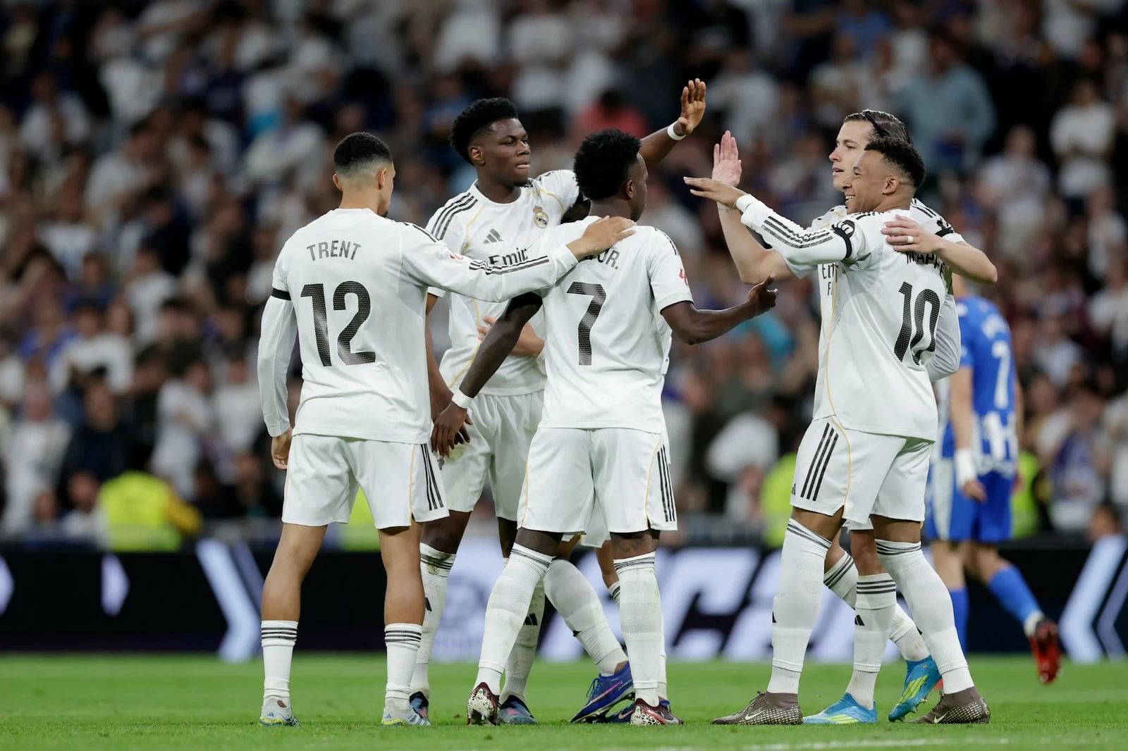 ريال مدريد يهزم ألافيس 2-1: عودة الملكي للمنافسة على الليغا