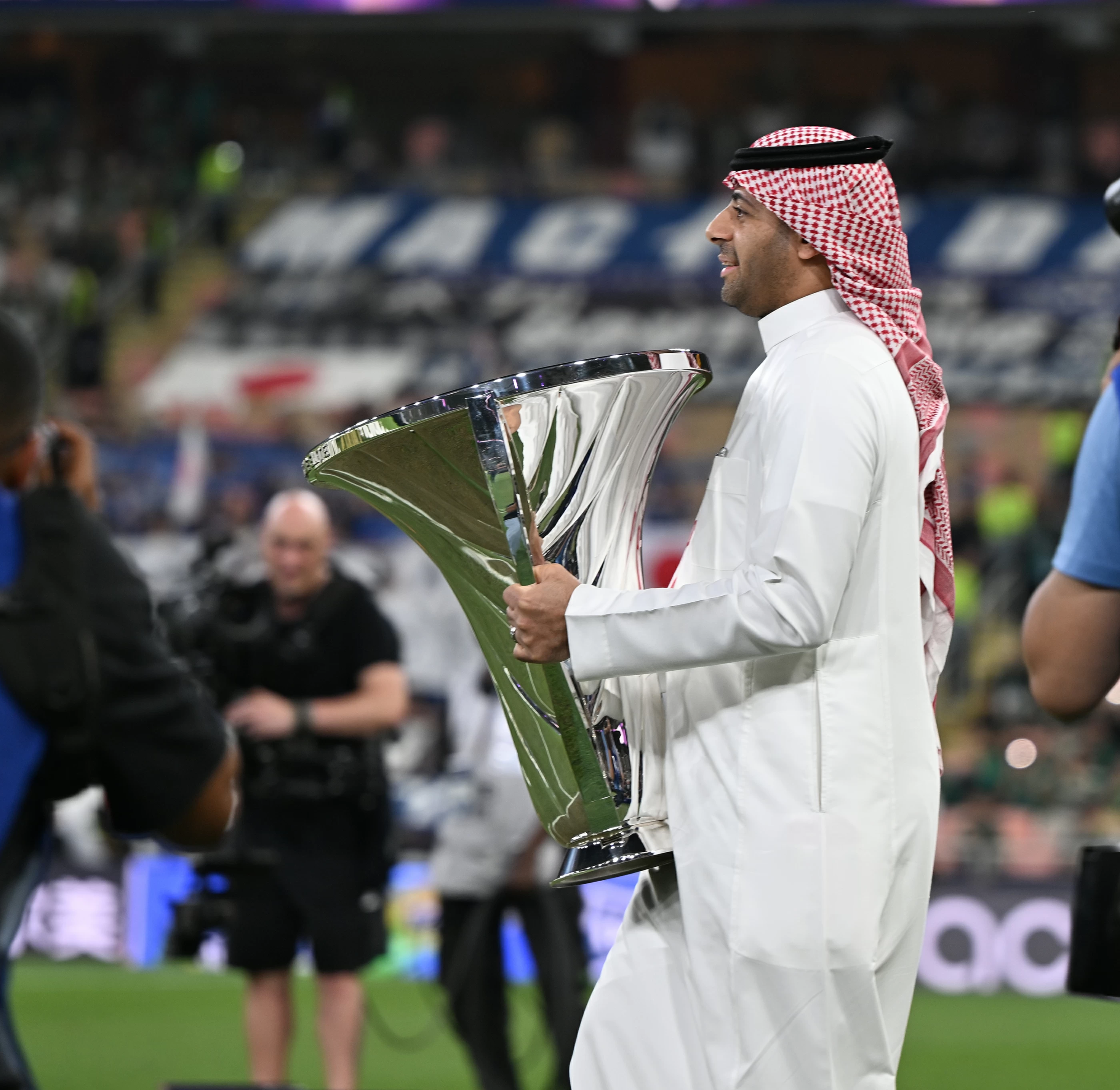 تيسير الجاسم يشعل مدرج الأهلي قبل نهائي آسيا للنخبة