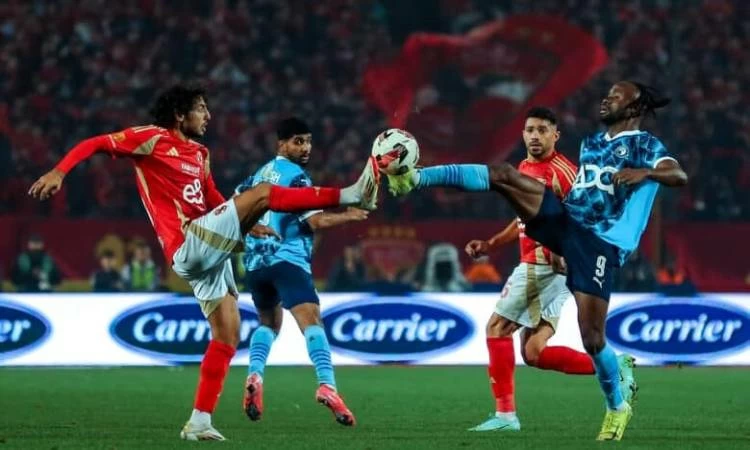 الأهلي وبيراميدز: قمة حاسمة في الدوري المصري وصراع اللقب