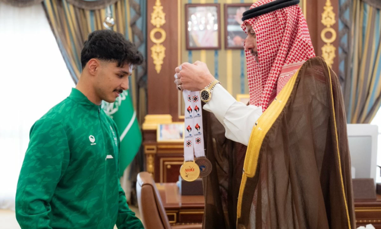نائب أمير المدينة يكرم بطل الكاراتيه إبراهيم العمري وإنجازاته | رؤية 2030