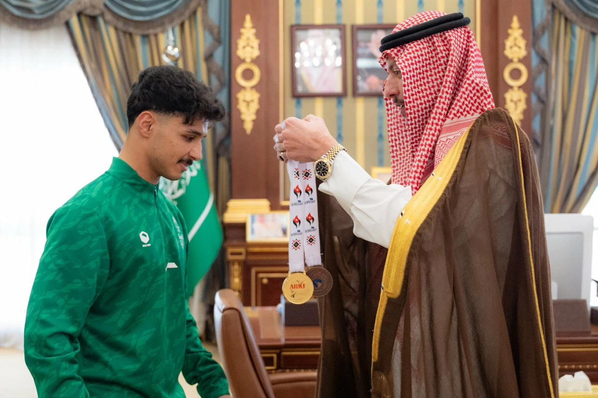 نائب أمير المدينة يكرم بطل الكاراتيه إبراهيم العمري وإنجازاته | رؤية 2030
