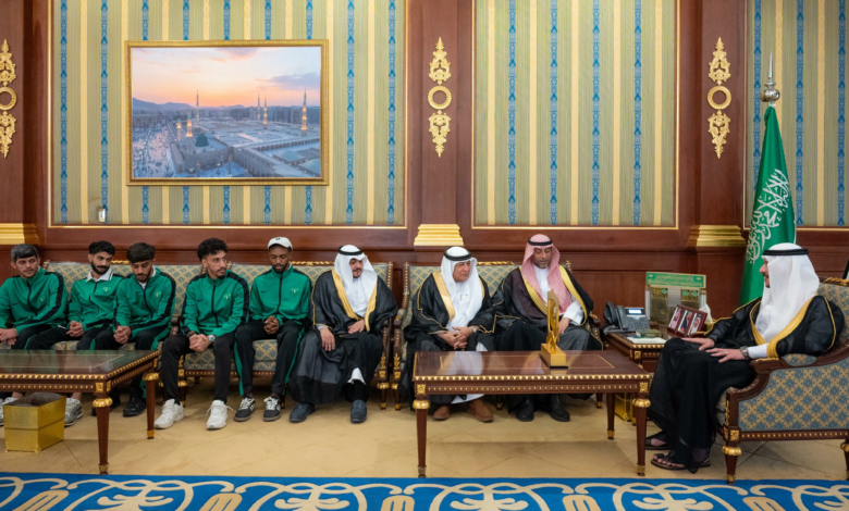 الأمير سعود بن نهار يكرم نادي المجد أبطال الدرجة الرابعة