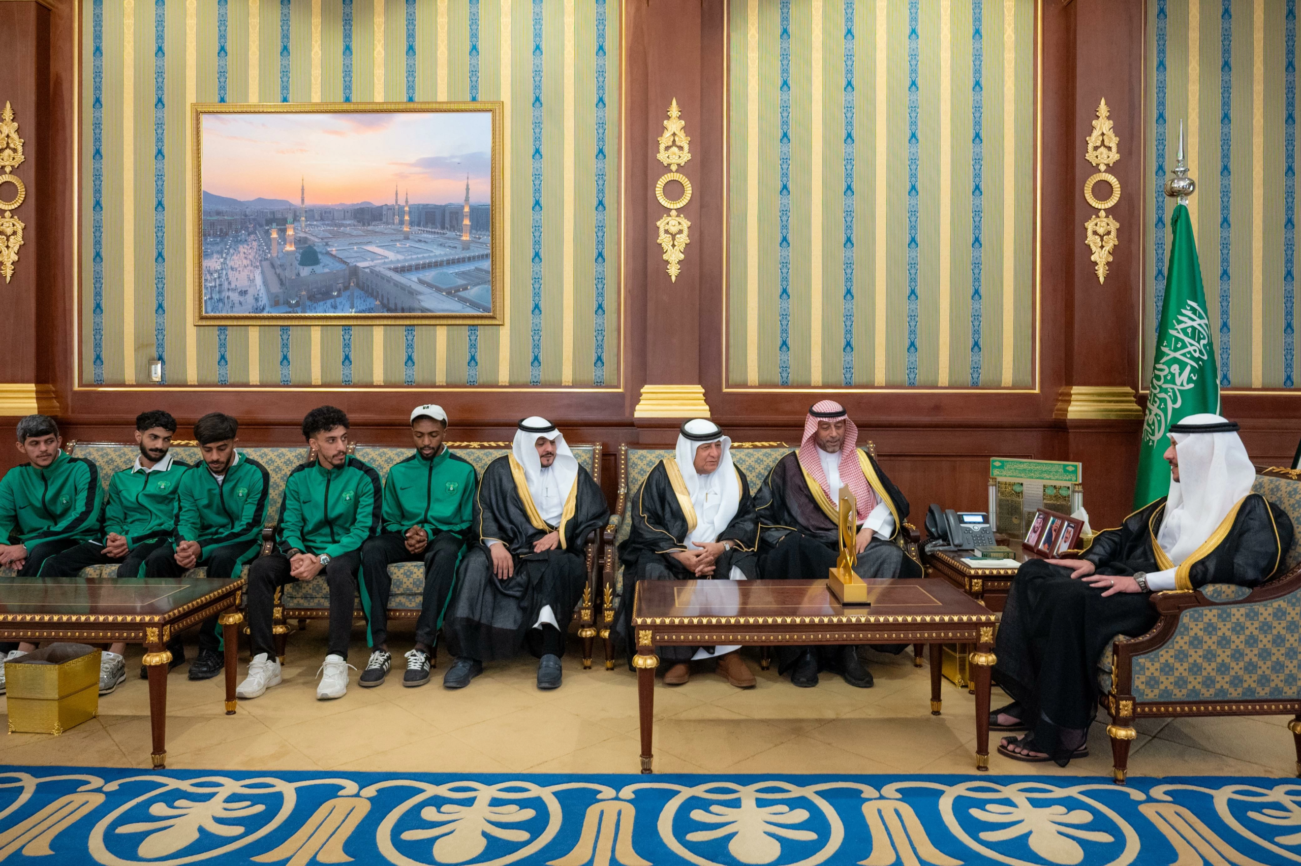 الأمير سعود بن نهار يكرم نادي المجد أبطال الدرجة الرابعة