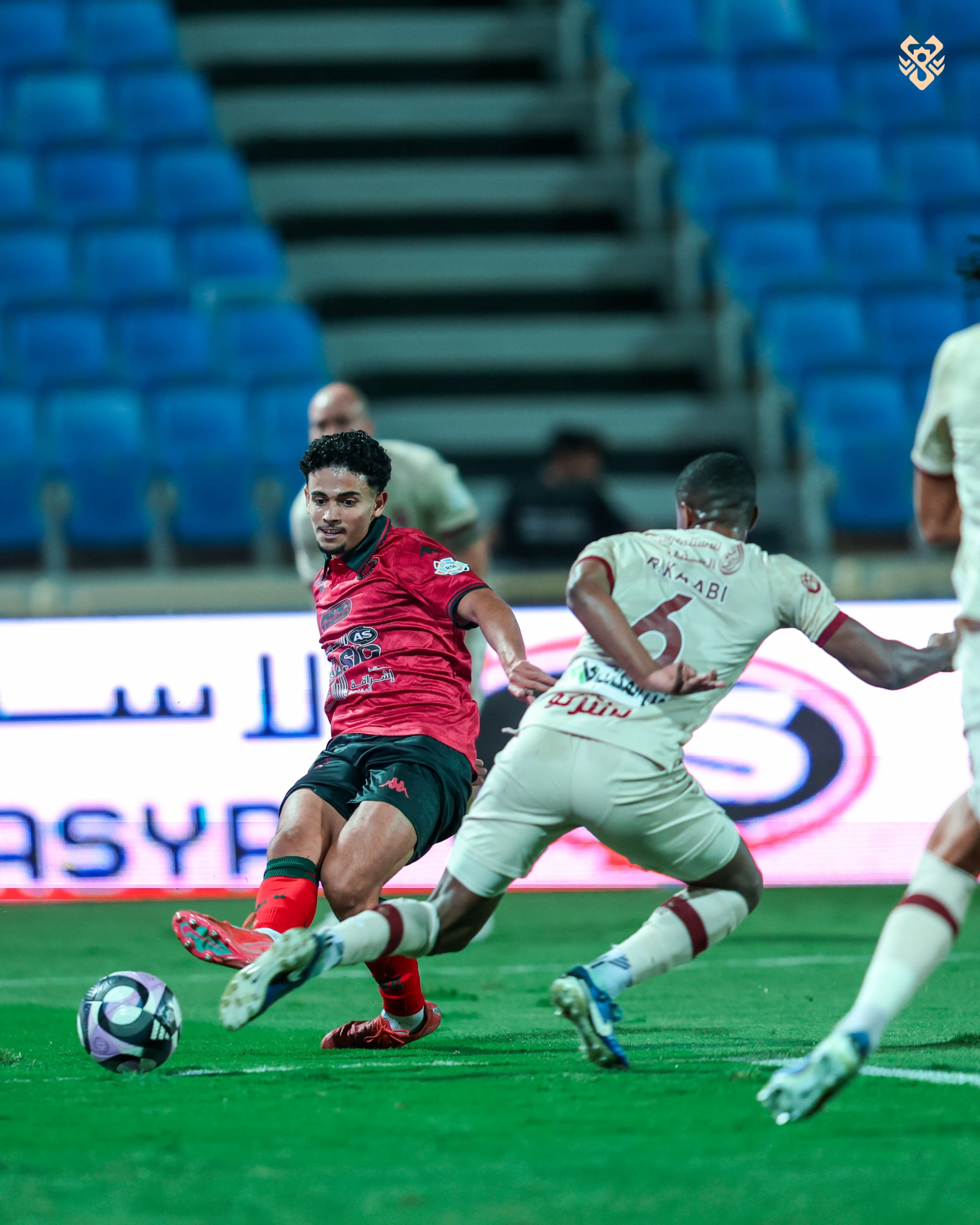تعادل الخلود والفيحاء: نقطة ثمينة في دوري روشن السعودي