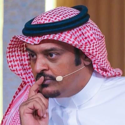 فواز الشريف يوقع كتاب على حافة كرة القدم في جدة