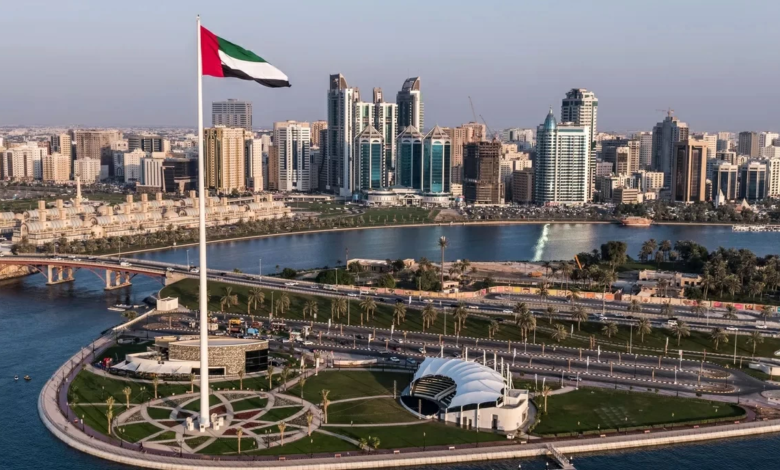وزارة الدفاع الإماراتية تتصدى لـ 15 صاروخاً ومسيرات