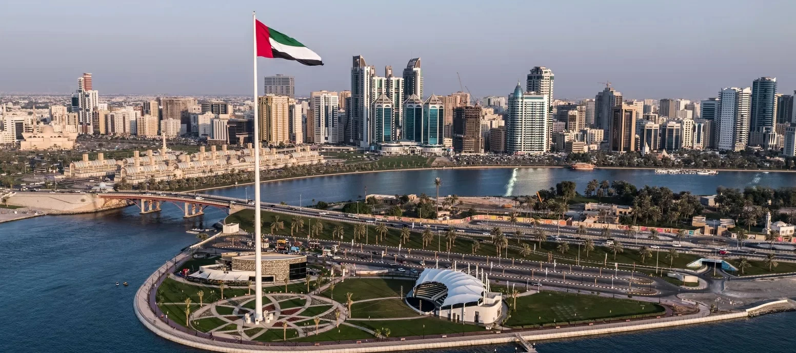 وزارة الدفاع الإماراتية تتصدى لـ 15 صاروخاً ومسيرات