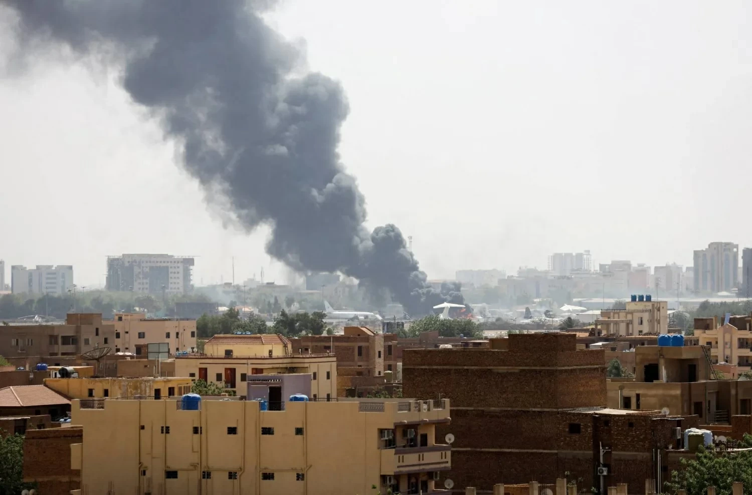 بعد قصف مطار الخرطوم: تحذير أمريكي عاجل وتصاعد التوتر
