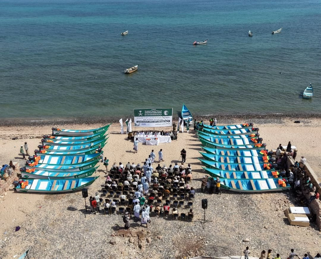 مركز الملك سلمان للإغاثة يدعم صيادي سقطرى بقوارب صيد