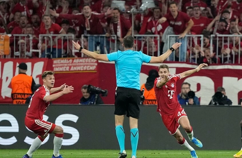 أخطاء تحكيمية تؤهل باريس إلى نهائي دوري أبطال أوروبا 2026