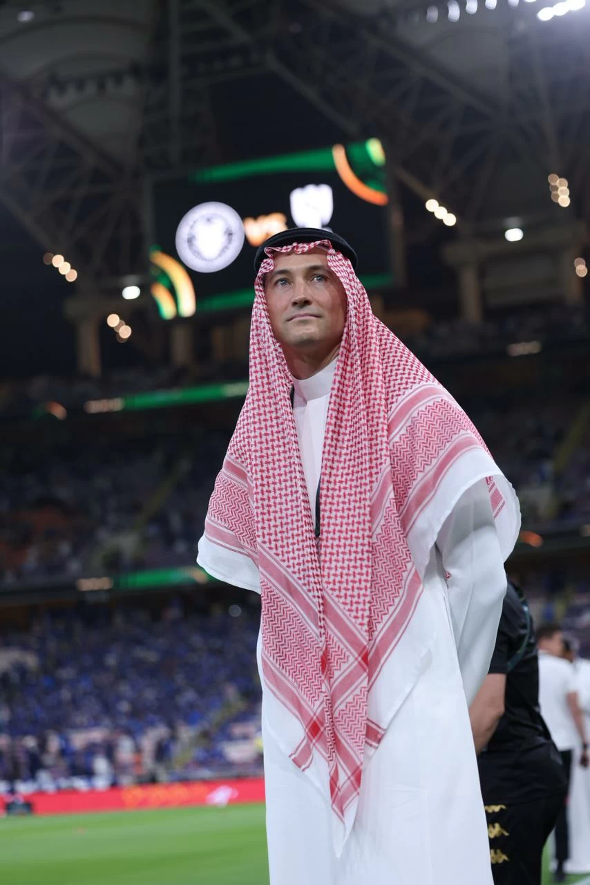 ظهور بن هاربورغ بالزي السعودي يخطف الأضواء بنهائي الكأس