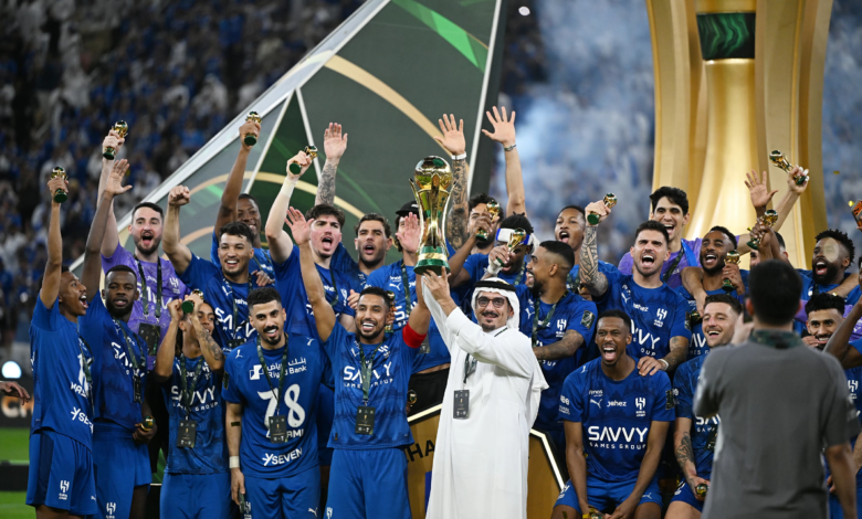 تتويج الهلال بكأس الملك بعد فوزه المثير على الخلود
