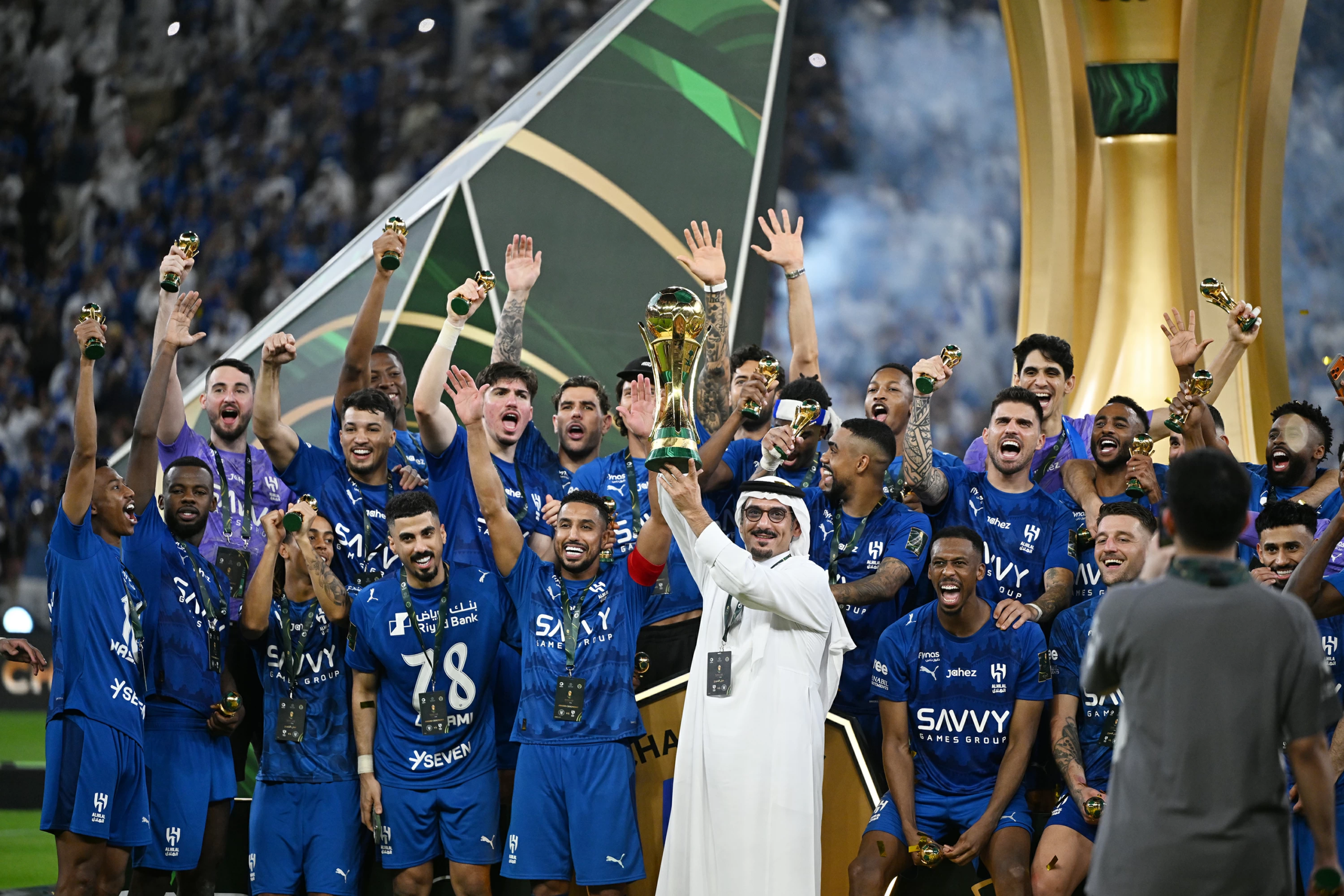 تتويج الهلال بكأس الملك بعد فوزه المثير على الخلود