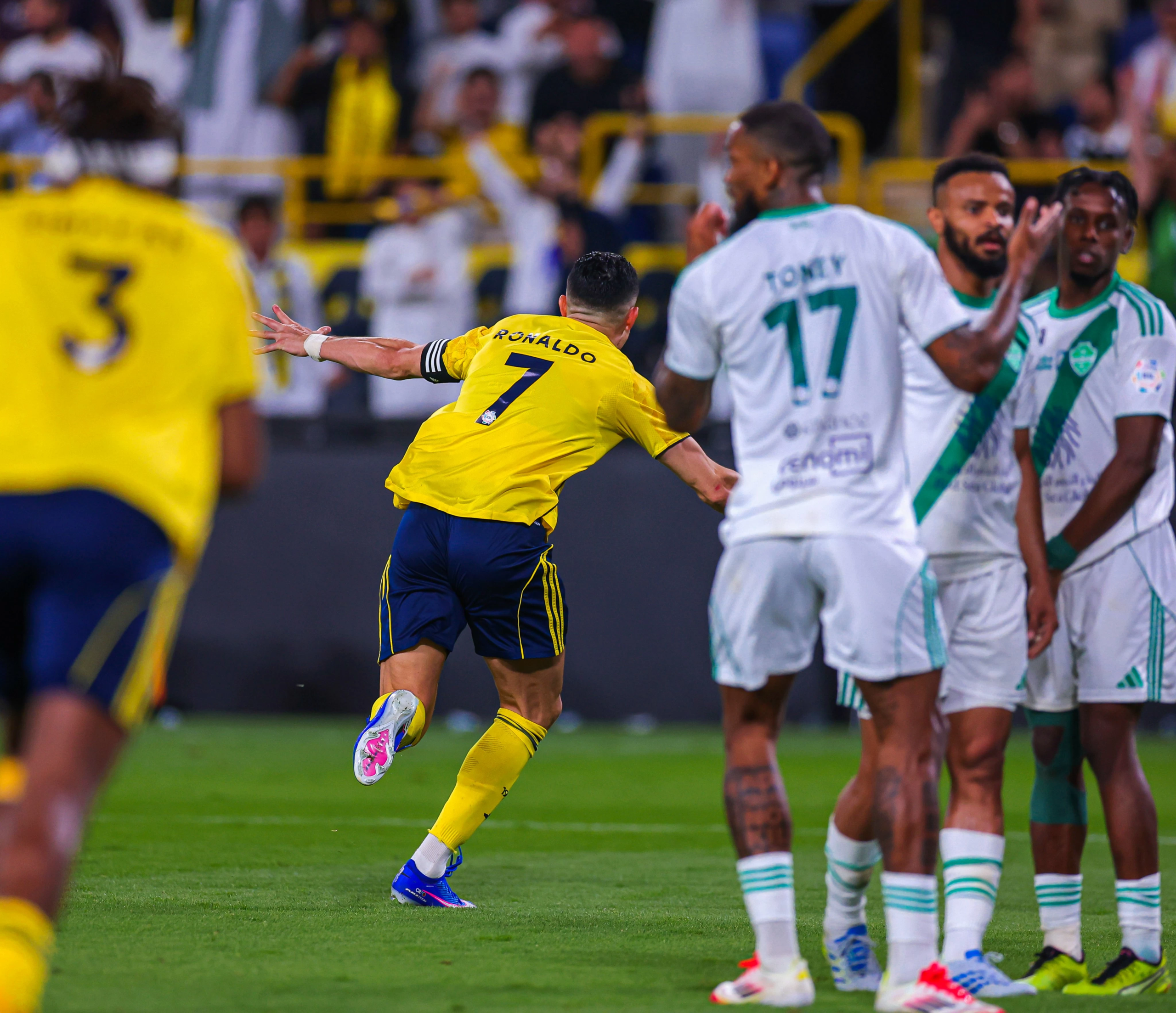 ديربي الرياض: النصر يتوعد الهلال ويرفض الممر الشرفي